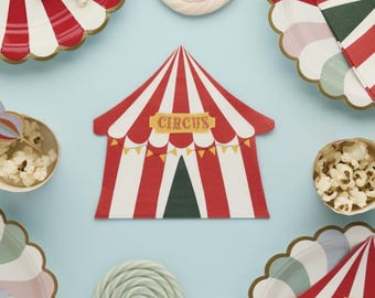 Op de afbeelding: Rode en witte gestreepte papieren servetten met een circus tent ontwerp. De tent heeft een geel spandoek met de tekst "CIRCUS".