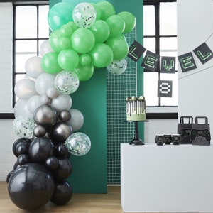 Umweltfreundlicher schwarzer, grüner und grauer Ballonbogen mit geformten Kartenreglern, Videospiele-Ballonbogen, Geburtstags-Ballonbogen, Geburtstag