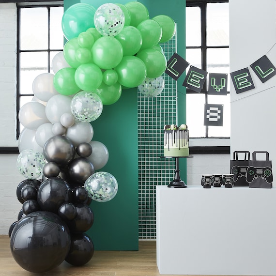 Arche de ballon écologique noire, verte et grise avec contrôleurs