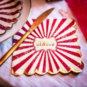 16 serviettes de table de cirque amusantes avec feuille dorée, serviettes de table de cirque vintage, fête sur le thème du cirque, serviettes de table rouges et blanches, thème de fête foraine, vaisselle de cirque image 1