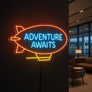 Puede incluir: Un letrero de neón con forma de zepelín con las palabras "ADVENTURE AWAITS" en azul brillante. El letrero tiene un contorno naranja y detalles amarillos, montado en una pared oscura. El fondo muestra un interior moderno con asientos.