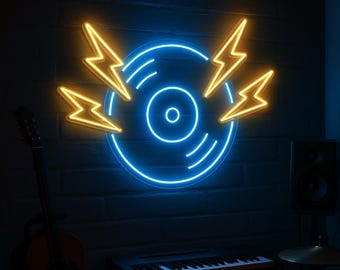 Può includere: Un'insegna al neon raffigurante un disco in vinile blu con fulmini gialli. L'insegna è montata su un muro di mattoni scuri, con una chitarra, una tastiera, un altoparlante e un piatto sullo sfondo.