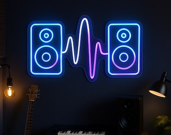 Può includere: Un'insegna al neon con due altoparlanti blu e un design a onda sonora viola e bianco. L'insegna è montata su una parete blu scuro, con una chitarra, una tastiera e altri altoparlanti visibili.