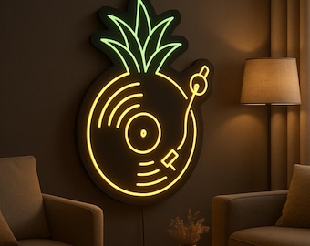 Può includere: Un'insegna al neon a forma di ananas con un design a giradischi. La parte superiore dell'ananas è verde e il giradischi è giallo. L'insegna è montata su una parete scura in un soggiorno.