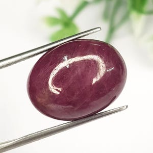 Naturlig rubin cabochon ädelsten | Oval form 18,85 ct mozambikisk lös sten