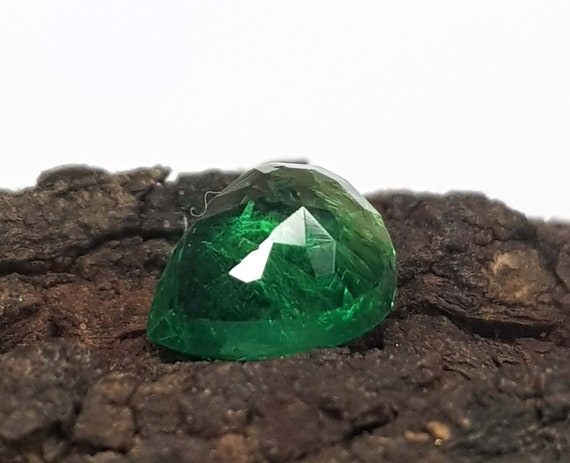 1.56カラットのグリーンエメラルドペアカットルースジェムストーン