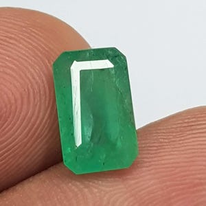 天然エメラルド 1.69 カラット - 天然エメラルドカット - 鮮やかなグリーンエメラルド - ルースエメラルド 明るいグリーンの宝石 - 大きなフェイスのきれいなエメラルド - カスタムエメラルドリング