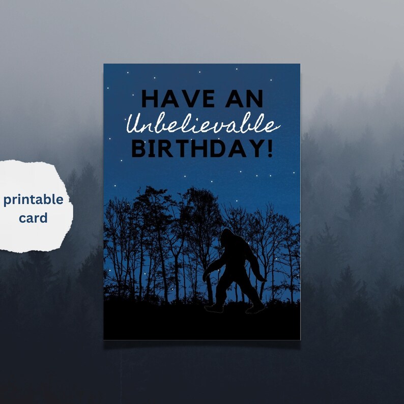 Peut inclure: Une carte d'anniversaire imprimable repr&eacute;sentant une silhouette de Bigfoot marchant dans une for&ecirc;t la nuit. La carte a un fond bleu avec des &eacute;toiles blanches et le texte "HAVE AN UNBELIEVABLE BIRTHDAY!"