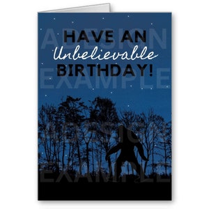 Peut inclure: Une carte d'anniversaire bleue avec une silhouette de Bigfoot marchant dans une for&ecirc;t la nuit. La carte dit "Have an Unbelievable Birthday!"