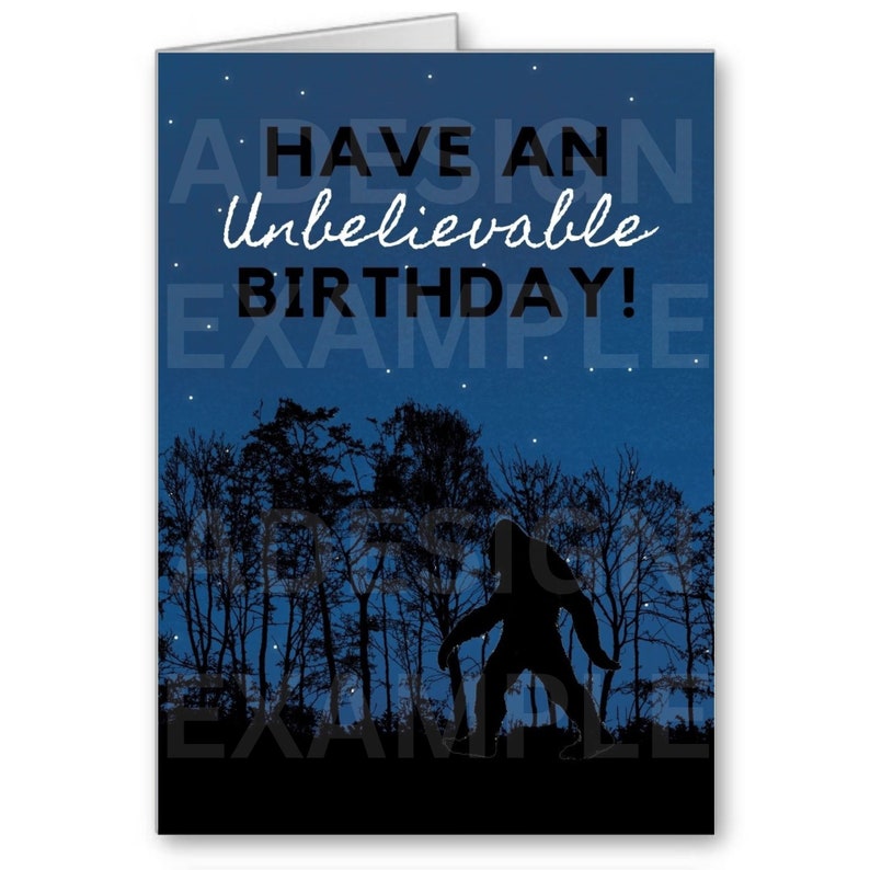 Peut inclure: Une carte d'anniversaire bleue avec une silhouette de Bigfoot marchant dans une for&ecirc;t la nuit. La carte dit "Have an Unbelievable Birthday!"