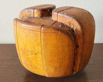 Hoedenblok heren met standaard Houten vintage benodigdheden uit antieke vormpuzzel