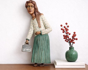 In hout gesneden vrouwen jaren 30 vintage antiek polychroom naïef wandbureaudecor