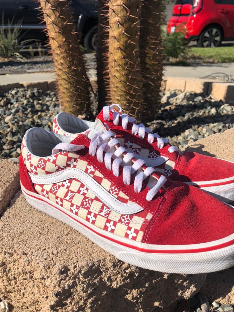 old skool checkered vans red