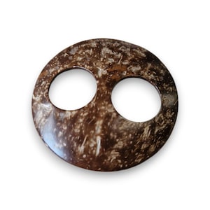 以下が含まれることがあります： 2つの大きな穴が開いた丸い茶色のボタン。ボタンは、明るいタンから濃い茶色まで、色のバリエーションがあり、自然で質感のある外観をしています。ボタンは、木やココナッツなどの天然素材で作られている可能性があります。