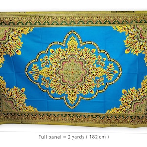 Può includere: Un pannello di tessuto blu con un motivo floreale dorato e giallo. Il tessuto ha un bordo con un design verde e oro. Il pannello è lungo 2 iarde (182 cm).