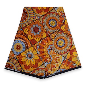 Op de afbeelding: Een levendige stof met een herhalend patroon van bloemen en geometrische ontwerpen in tinten oranje, geel en blauw. De stof heeft een zwarte rand en de tekst "ON AFRICANFABS HOLLAND" is zichtbaar.
