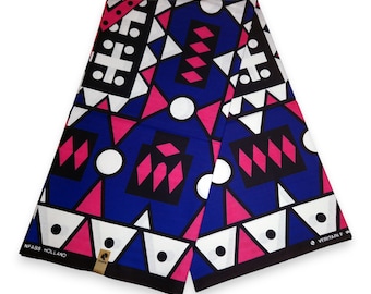 Könnte beinhalten: Ein gefaltetes Stück Stoff mit einem geometrischen Muster in Blautönen, Rosa, Weiß und Schwarz. Der Stoff hat ein weißes Etikett mit dem Text "NFABS HOLLAND" und ein schwarzes Etikett mit einem Symbol.