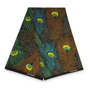Op de afbeelding: Een gevouwen stuk stof met een zwarte achtergrond en een herhalend patroon van pauwenveren in tinten blauwgroen, groen en goud. Het ontwerp bevat kleine gele en blauwe oogdetails op elke veer. De tekst AF 070426009 is zichtbaar.