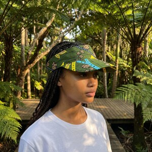 Sonnenblende mit afrikanischem Print – Dunkelgrüner botanischer Stil