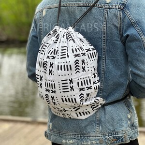 African Print Drawstring Bag / Gym Sack / School bag / Ankara Backpack / Festival Bag - Blanc / noir bogolan