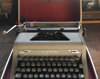 1950's ROYAL Quiet De Luxe Manual typewriter