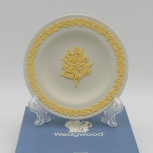 Wedgwood - CANE (Yellow) on WHITE Jasperware  *WATTLE* Miniature Plate - Excellent Condition
