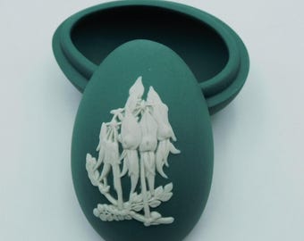 RARE WEDGWOOD - White on Teal / Green - Sturt Desert Pea Jasperware Small Egg TRINKET Box Excellent