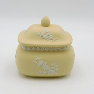 WEDGWOOD - PRIMROSE - Yellow with white Jasper / Jasperware  PRUNUS Trinket Box - Excellent