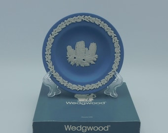 Wedgwood White on Pale Blue JASPERWARE - BANKSIA Flora Miniature Plate