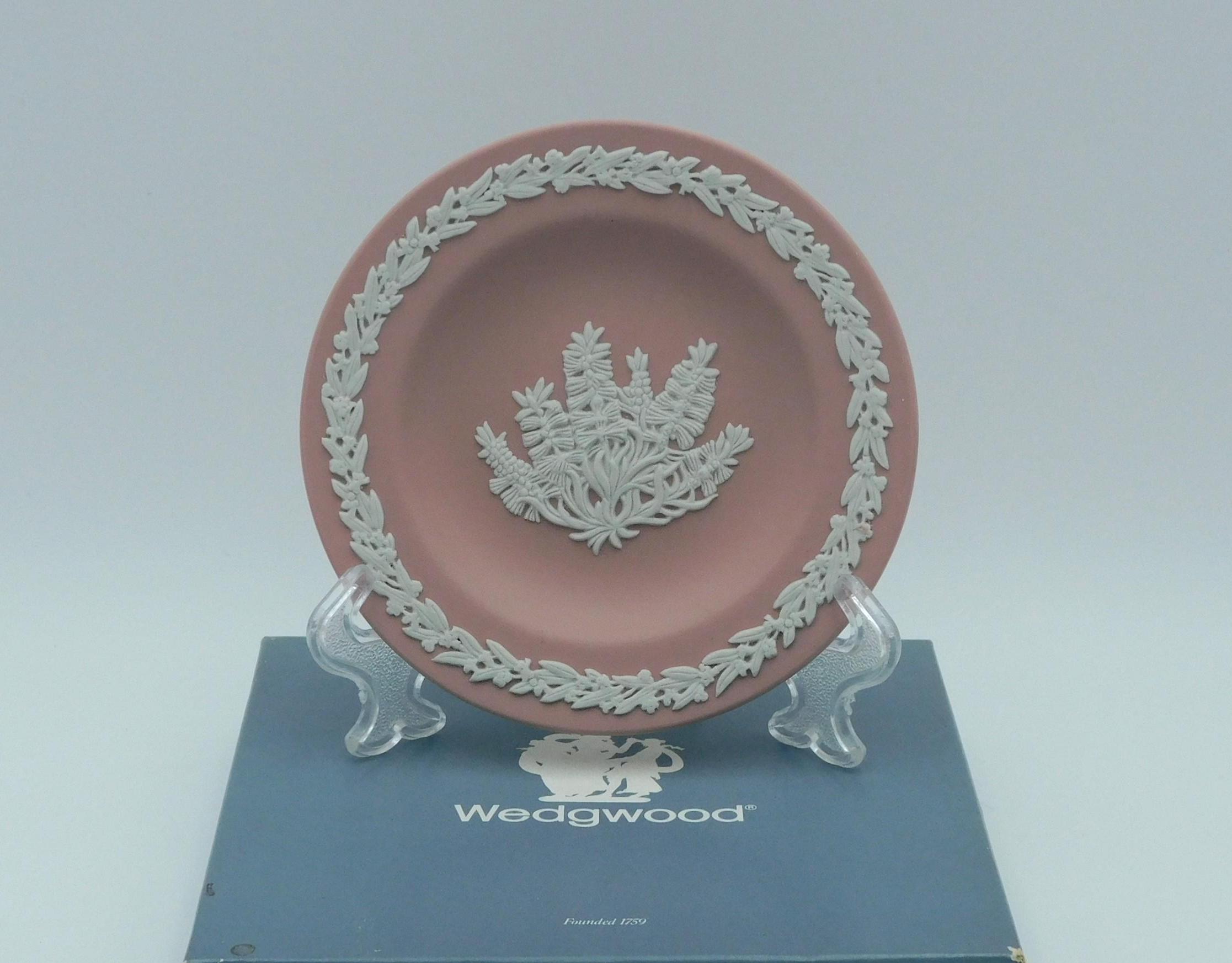Wedgwood White on Pink Jasperware BOTTLEBRUSH Flora Miniature Plate with box & certificate.