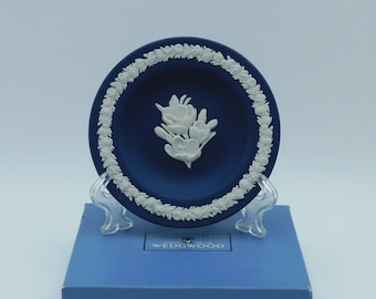 WEDGWOOD - Jasperware White on PORTLAND Blue (Dark Blue) CROCUS Flower with Box & Certificate
