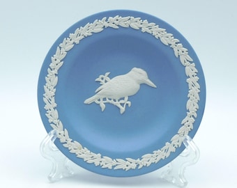WEDGWOOD - White on BLUE Jasper / Jasperware *KOOKABURRA* Min Plate - Bird Series - Excellent