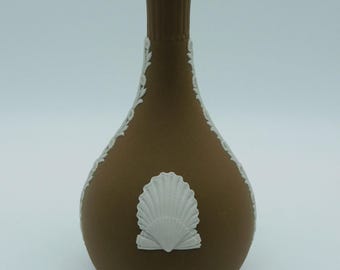 Vintage Wedgwood White om TAUPE (Brown) Jasperware SHELL Bud VASE 13.5cm H