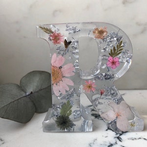 Pequeno 6,5 cm - Ornamento de letra de resina com flor prensada feita à mão (folha de prata, individual, qualquer letra)
