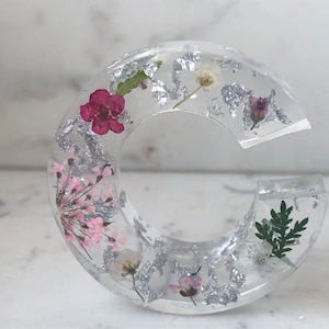 Adorno de letra de resina con flores prensadas, hecho a mano, de 4,5 cm (papel plateado, individual, cualquier letra)
