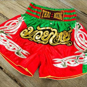 Muay Thai Boxen Shorts für Erwachsene - Rot & Grün mit Silbernen Modernen Thai Streifen