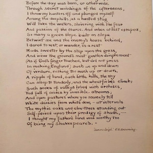 Puede incluir: Un poema vintage escrito a mano sobre la belleza de Inglaterra, escrito en cursiva en papel de color crema. El poema se titula "Aurora Leigh" y se atribuye a E.B. Browning.