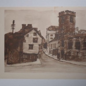 Op de afbeelding: Een sepia-kleurige inkttekening van een straatbeeld met gebouwen en een kerktoren. De gebouwen zijn in een eenvoudige stijl weergegeven met zichtbare bakstenen en ramen. De straat is leeg en de scène is in een zacht licht gebaad.