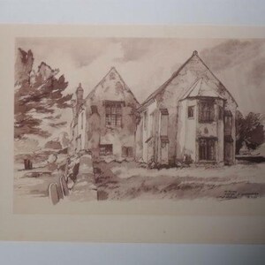 Könnte beinhalten: Eine Sepia-Zeichnung eines zweistöckigen Hauses mit einem Giebeldach und mehreren Fenstern. Das Haus ist von Bäumen und einer Rasenfläche umgeben.