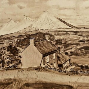 Puede incluir: Un dibujo a tinta sepia de una pequeña casa con un techo de tejas y una chimenea. La casa está situada en una ladera con vistas a tres montañas nevadas en la distancia.