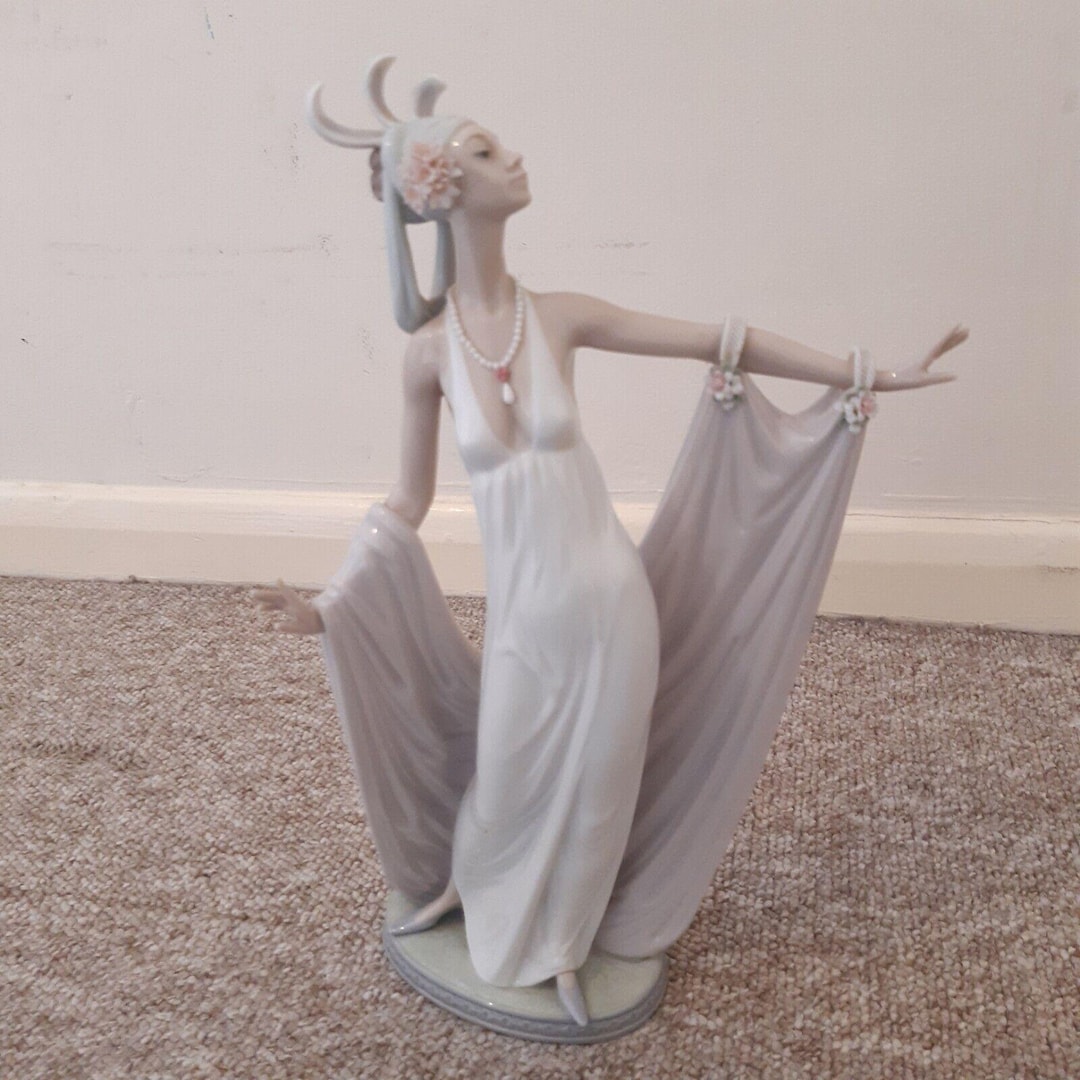 難有 LLADRO リヤドロ 1568 Dama Solemme ファーストレディ フィギュ