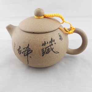 Arcilla de tetera de cerámica china Yixing con corbata de marcas impresas de escritura de caracteres