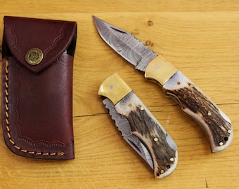 Coltello tascabile fatto a mano in acciaio Damasco / impugnatura in corno di cervo, fodero in pelle