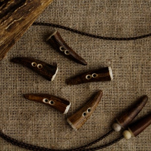 Handgjorda knappar i naturlig älghorn, 2-håls, rustika gör-det-själv-tillbehör