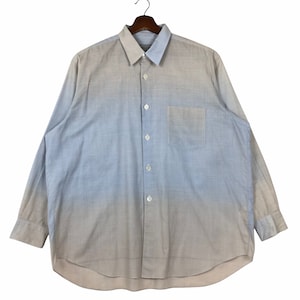 Op de afbeelding: Een lang mouw ombre overhemd met knopen, met een gradi&euml;nt van lichtblauw naar beige. Het overhemd heeft een enkele borstzak en een klassieke kraag.