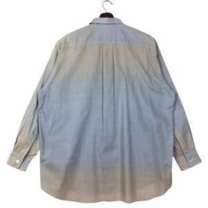 Op de afbeelding: Een lichtblauw overhemd met lange mouwen en knopen, met een vervaagd ombre-effect, dat overgaat van donkerblauw naar een lichter beige.