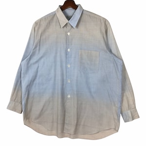 Op de afbeelding: Een lichtblauw overhemd met lange mouwen en knopen, met een kleurverloop naar wit. Het overhemd heeft een borstzak en een knoopsluiting.