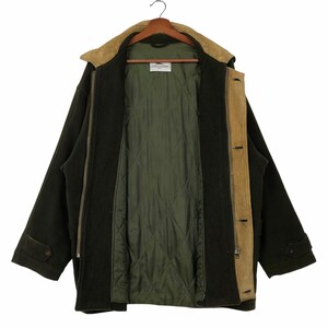 Pu&ograve; includere: Cappotto Longchamp verde scuro con colletto e finiture in pelle scamosciata beige. Il cappotto ha una fodera trapuntata verde oliva e una cerniera a tutta lunghezza. Il cappotto presenta anche due tasche con bottoni e una chiusura con bottoni.