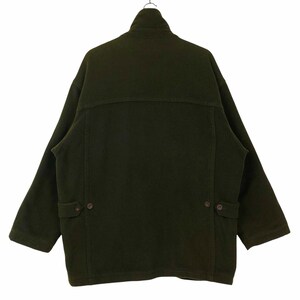 Pu&ograve; includere: Cappotto in lana verde oliva scuro con collo alto e due tasche frontali. Il cappotto ha una chiusura con bottoni e un design classico e oversize. Il cappotto &egrave; appeso a una gruccia di metallo su sfondo bianco.
