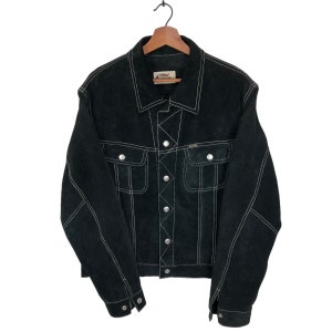 Puede incluir: Chaqueta de gamuza negra con costuras blancas y un logotipo de Diesel en el bolsillo.